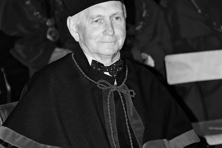 prof. Wężyk siedzi