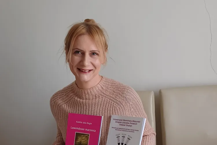 Dr Kamila Regin z książkami swojego autorstwa