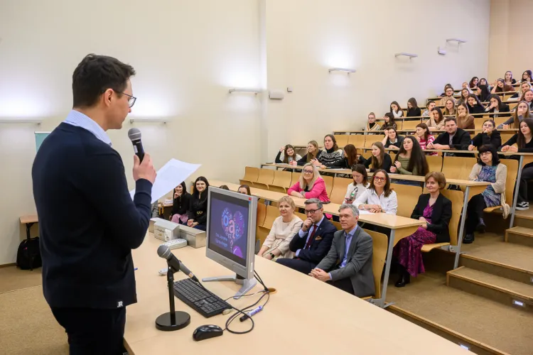 Dyktando podczas Dni Języka Ojczystego na Wydziale Humanistycznym