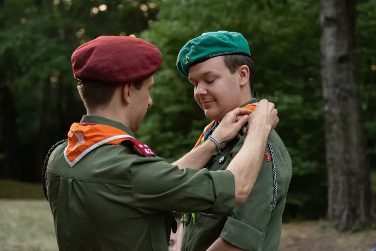Miłosz Pawlak przekazuje władzę w kręgu harcerskim Jakubowi Maziewskiemu