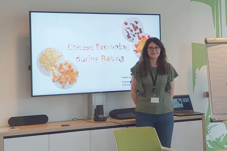 dr Justyna Tarapata  stoi przy tablicy