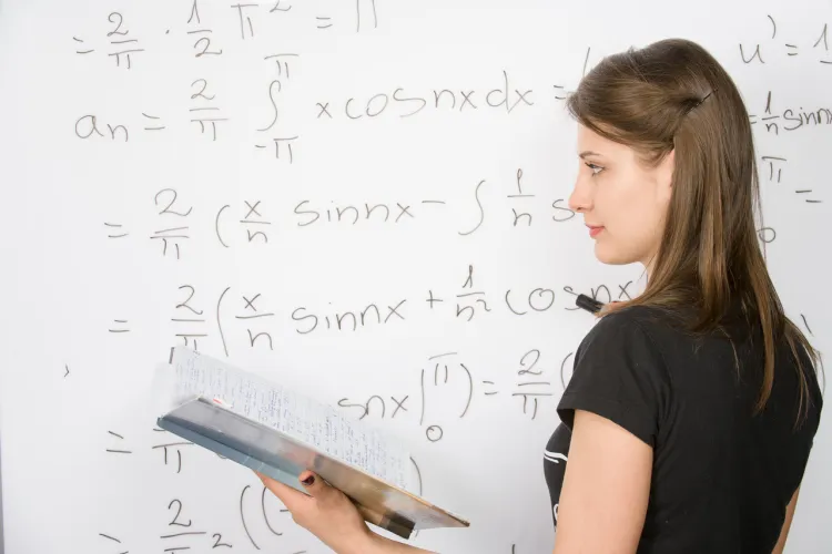 Studentka przy tablicy