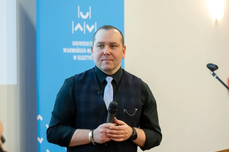 Dr Miłosz Babecki podczas wykładu z cyklu Naukowe środy na UWM