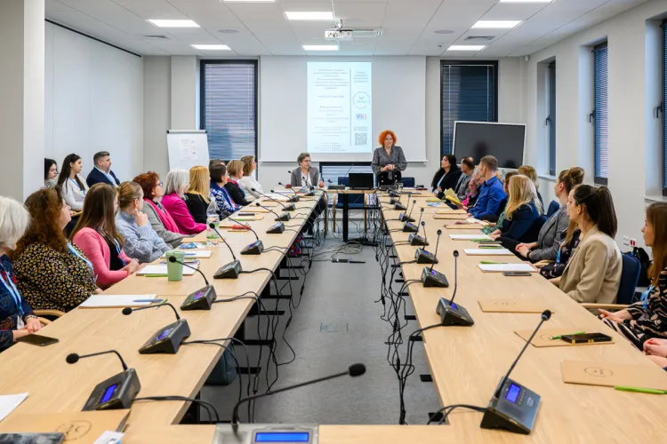 Słuchacze seminarium o pieczy zastępczej siedzą 