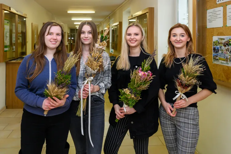 Studentki pozują z palmami wielkanocnymi