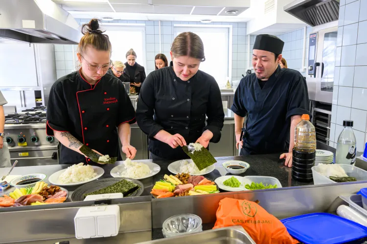 Warsztaty kuchni japońskiej na Wydziale Nauki o Żywności