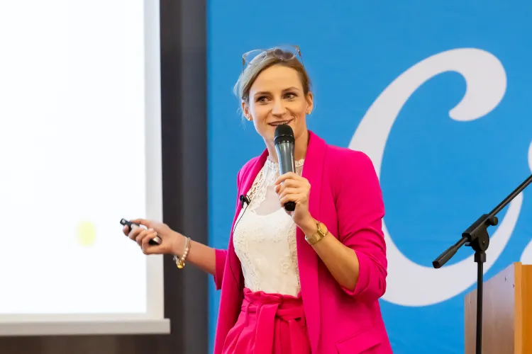 Dr Katarzyna Andruszkiewicz podczas wykładu Naukowe Środy na UWM