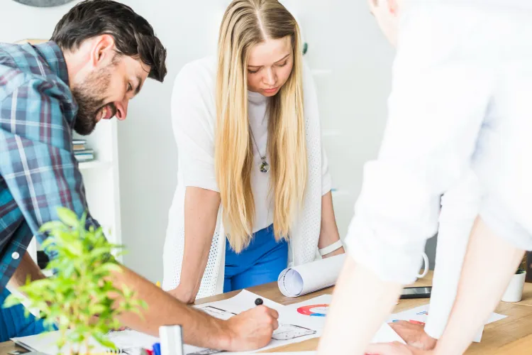 Młodzi ludzie pracują nad projektem