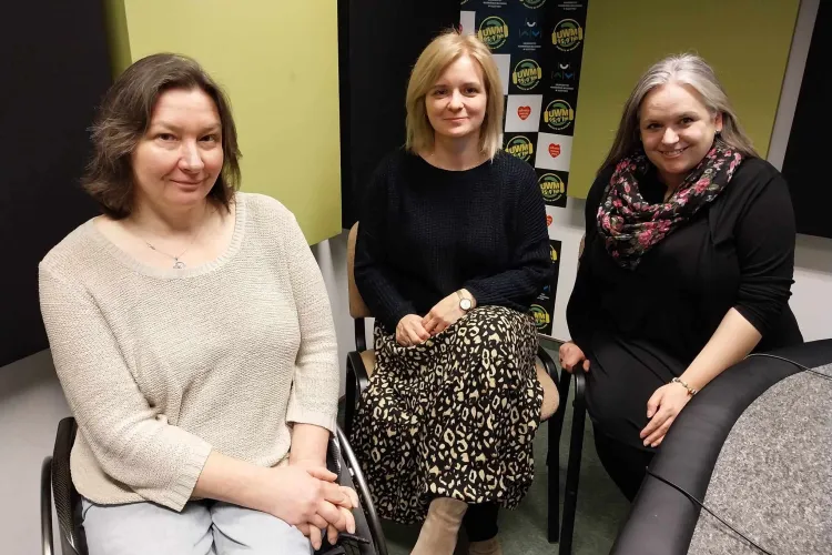 Od lewej: dr hab. Ewa Kujawska-Lis, prof. UWM, dr hab. Katarzyna Ćwirynkało, prof. UWM i Daria Bruszewska-Przytuła, redaktorka naczelna "Wiadomości Uniwersyteckich" w studiu Radia UWM FM