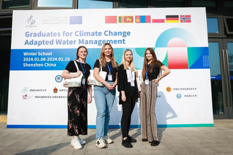 studentki UWM stoja przed banerem