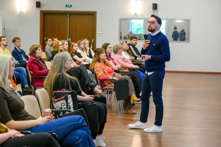 Dr Andrzej Gawliński prowadzi wykład z cyklu "Naukowe środy na UWM"