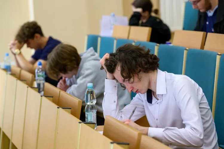 uczniowie w sali mysla nad pytaniami