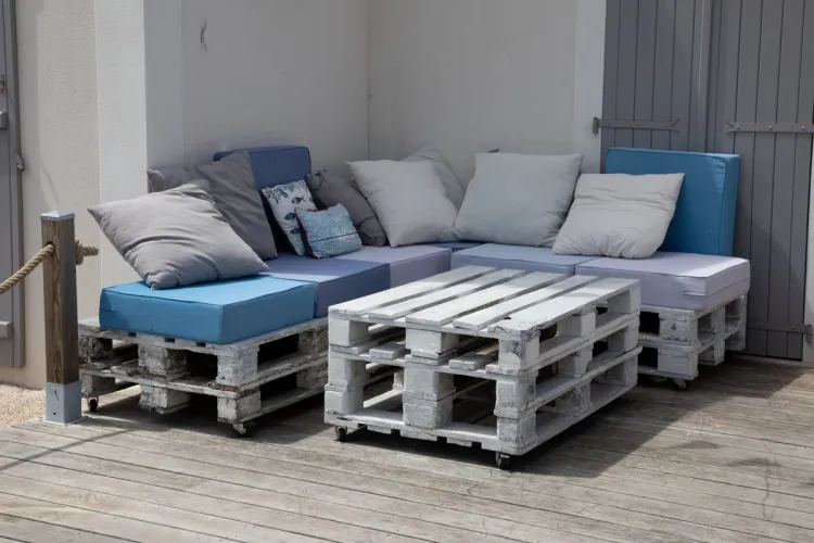 kanapa z drewnianych palet