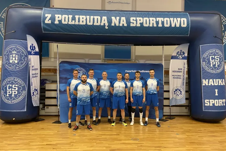 Drużyna UWM na zawodach w siatkówkę