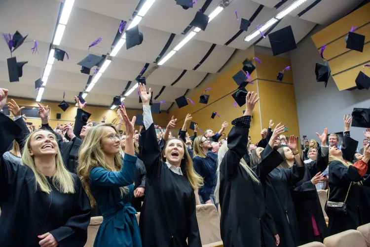 Absolwenci WPiA wyrzucają w górę birety