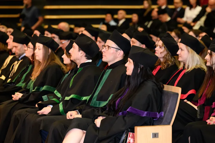 Naukowcy siedzą podczas Święta UWM