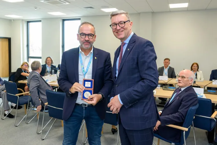 Prof. Piotr Stepnowski i prof. Jerzy Przyborowski w czasie obrad KRUP na UWM