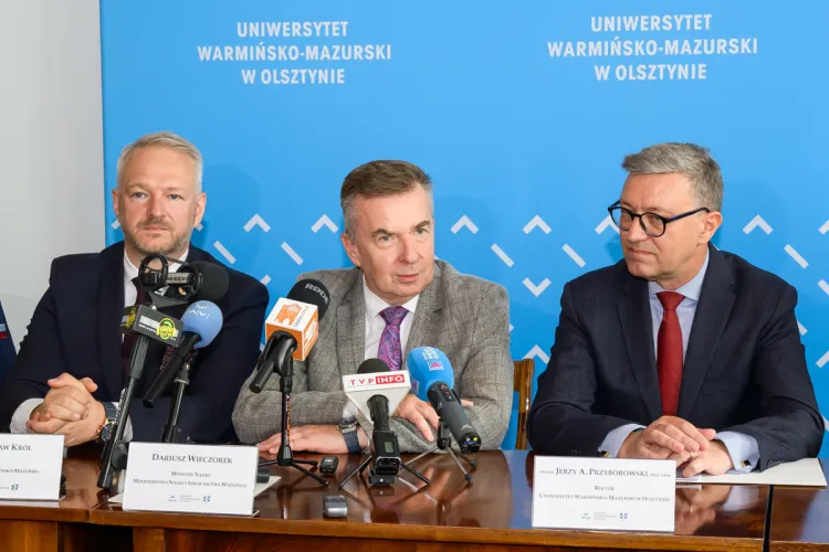 Dariusz Wieczorek (w środku) podczas konferencji prasowej na UWM