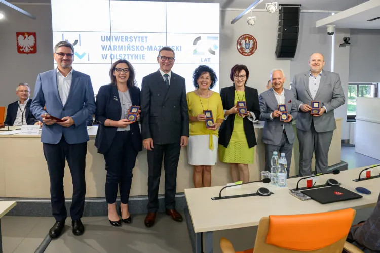 Rektor UWM wręczył dziekanom medale z okazji 25-lecia UWM