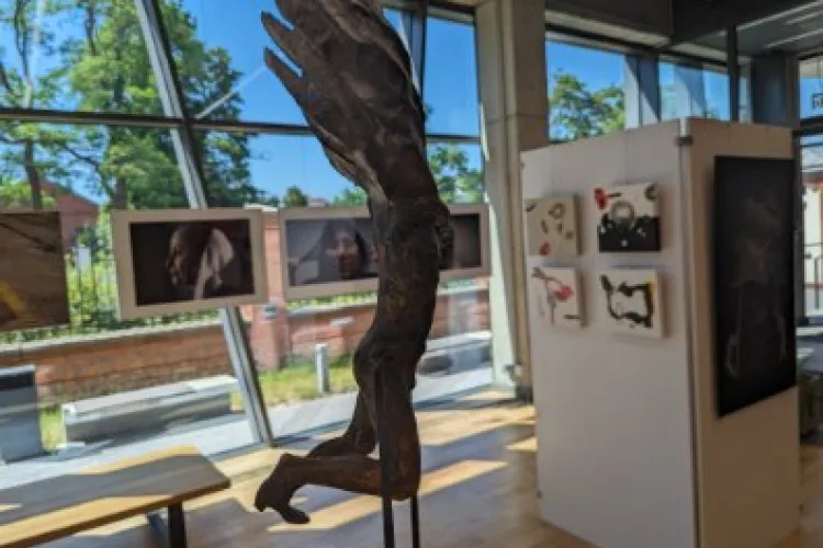 Wystawa artystów z Wydziału Sztuki w Galerii Medium PJATK