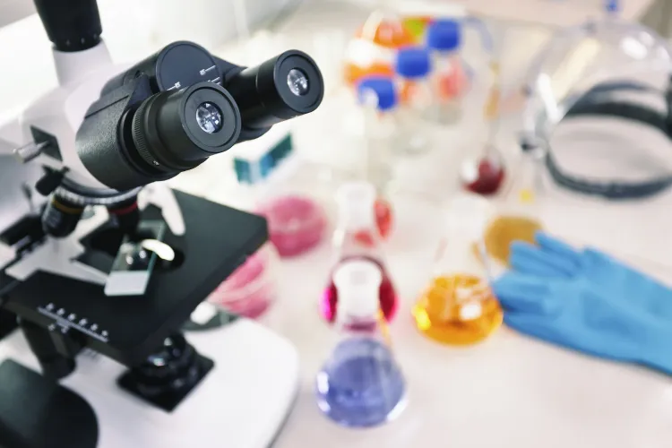 Mikroskop w laboratorium / fot. Freepik