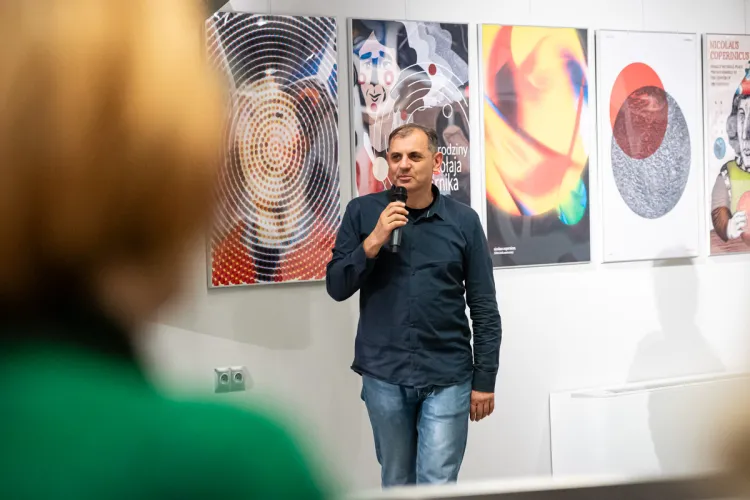Dr hab. Jarosław Bujny podczas otwarcia wystawy plakatów poświęconych Kopernikowi