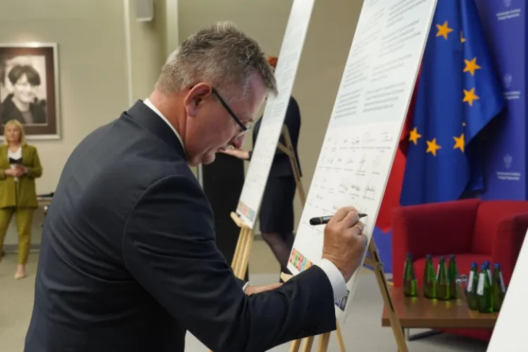 Prof. Jerzy Jaroszewski podpisuje Deklarację Społecznej Odpowiedzialności Uczelni