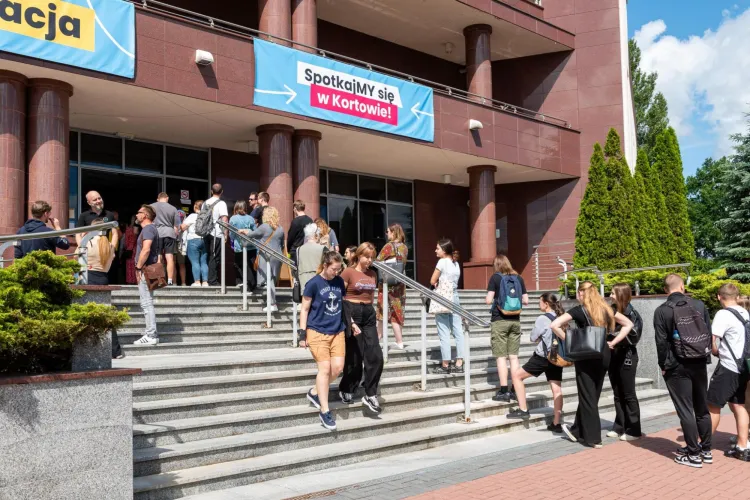 Kandydaci na studia przed Biblioteką Uniwersytecką UWM 