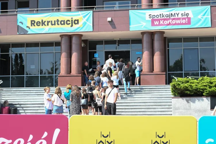 Rekrutacja na studia - kandydaci na studia czekający przed Biblioteką Uniwersytecką UWM