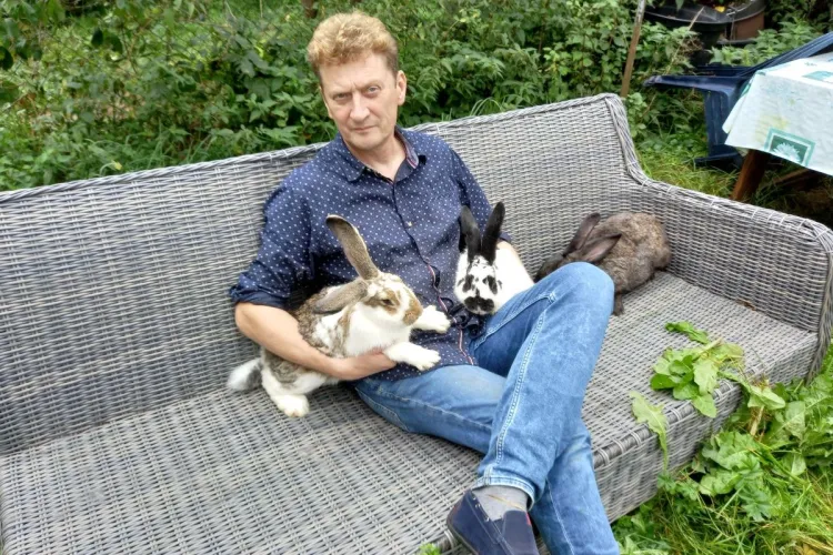 prof. Andrzej Gugołek z królikami