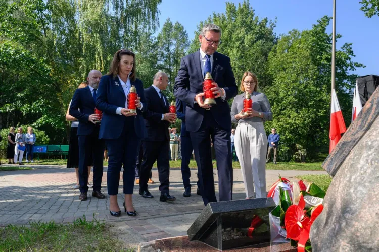 Złożenie kwiatów pod pomnikiem w Alei Ofiar Katyńskich