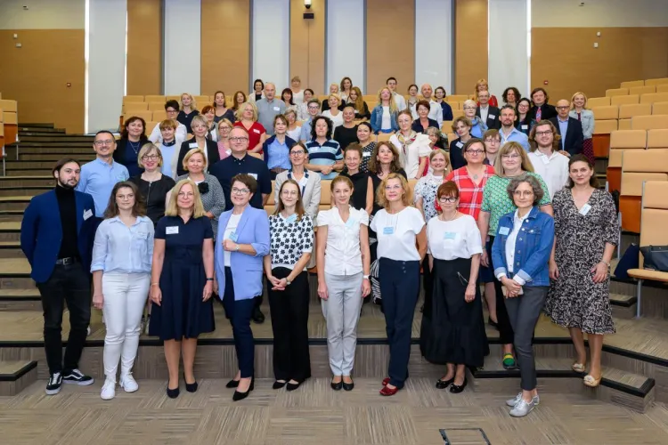 grupa uczestników konferencji 