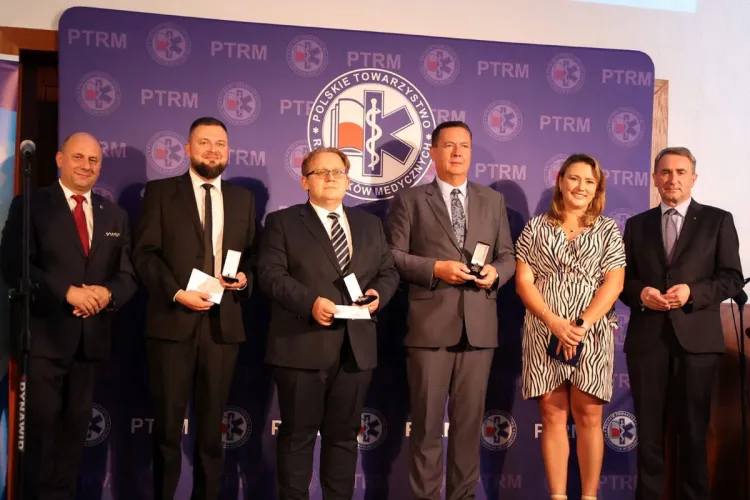 Prof. Sławomir Dariusz Szajda podczas wręczania odznaczenia, 3. z lewej