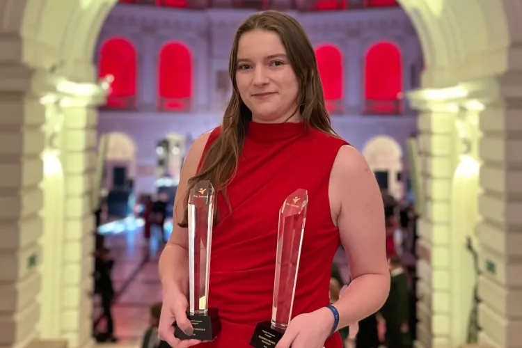 Iwona Pająk ze statuetkami Pro Juvenes