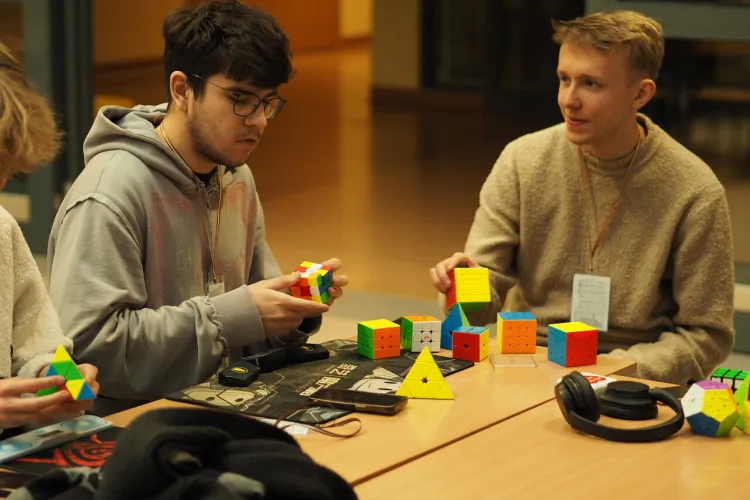 Turniej speedcubingowy - układanie kostki Rubika