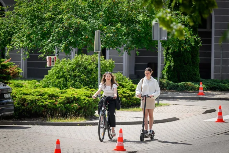 Dziewczyny na pojazdach - rower i hulajnoga