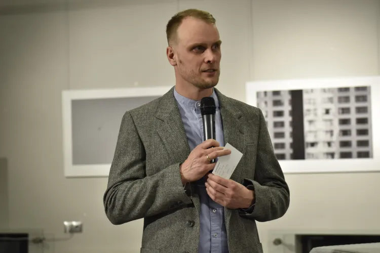 Maciej Janicki w Galerii Stara Kotłownia fot. Ścibor Ciepielewski