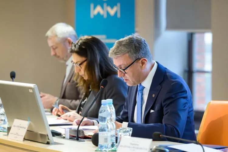 Prof. Jerzy Przyborowski w czasie obrad Senatu. W tle: prof. Mariola Grzybowska-Brzezińska i prof. Jakub Sawicki