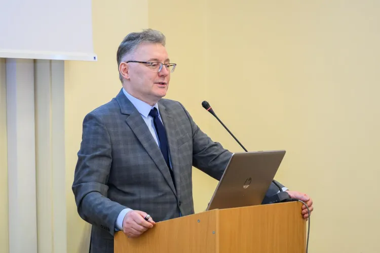 Prof. Tomasz Waśniewski podczas wykładu 