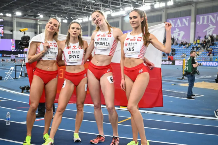 Anastazja Kuś ze sztafetą w Nankin Fot. Rafał Oleksiewicz / Polski Związek Lekkiej Atletyki