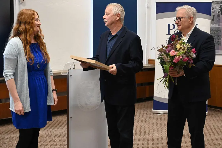 Dr Sabina Kowalczyk-Wesołowska odbiera nagrodę PAN