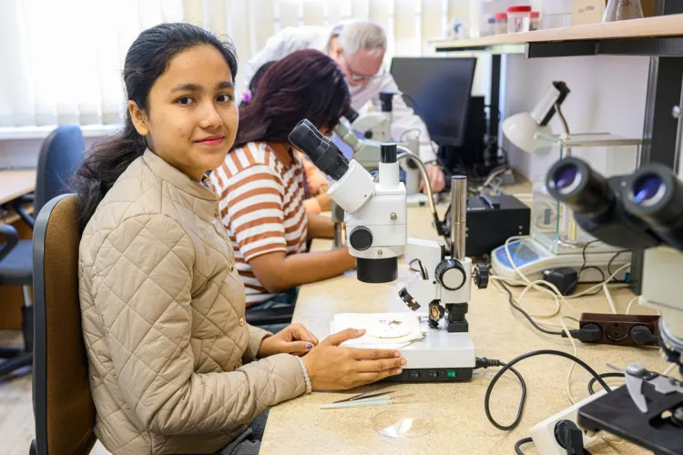 studentki z Indii na Wydziale Biologii i Biotechnologii 
