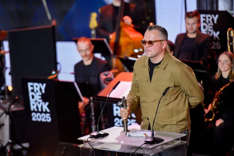 Tomasz Dąbrowski odbiera Fryderyka / fot. mat. organizatorów (Fryderyki Fesiwal)