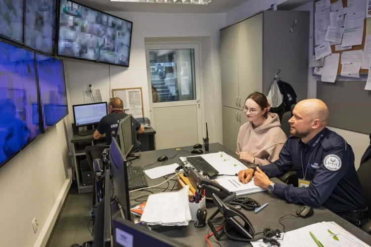 Wizyta dziewczyny w straży uniwersyteckiej