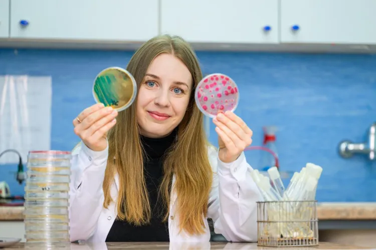 Małgorzata Czatzkowska w laboratorium