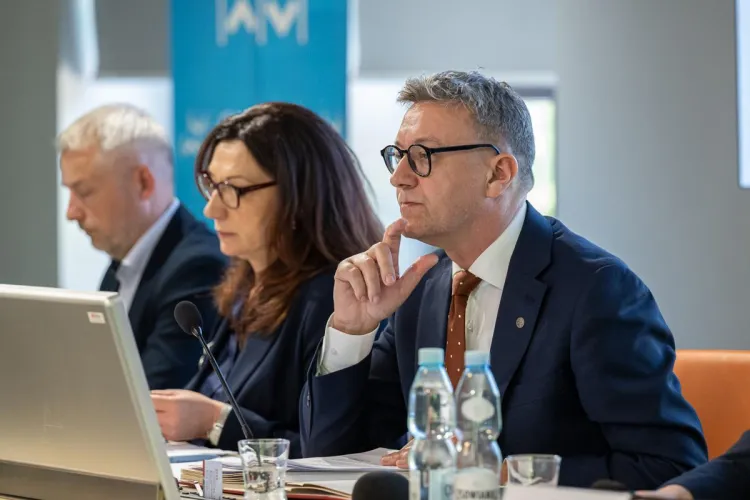 Rektor UWM podczas obrad Senatu 