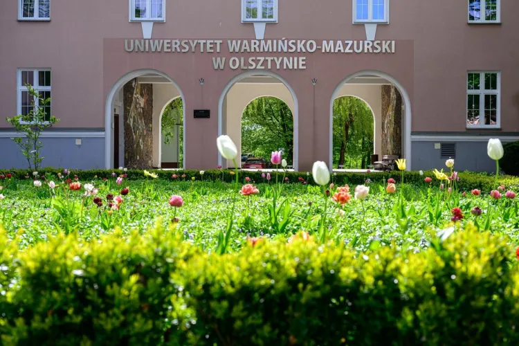 Rektorat UWM wiosną, tulipany na pierwszym planie