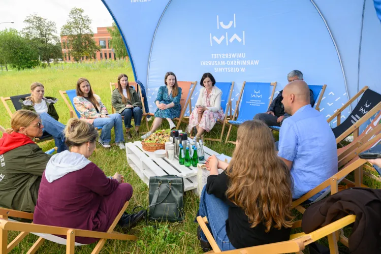 debata akademicka o koszeniu trawników