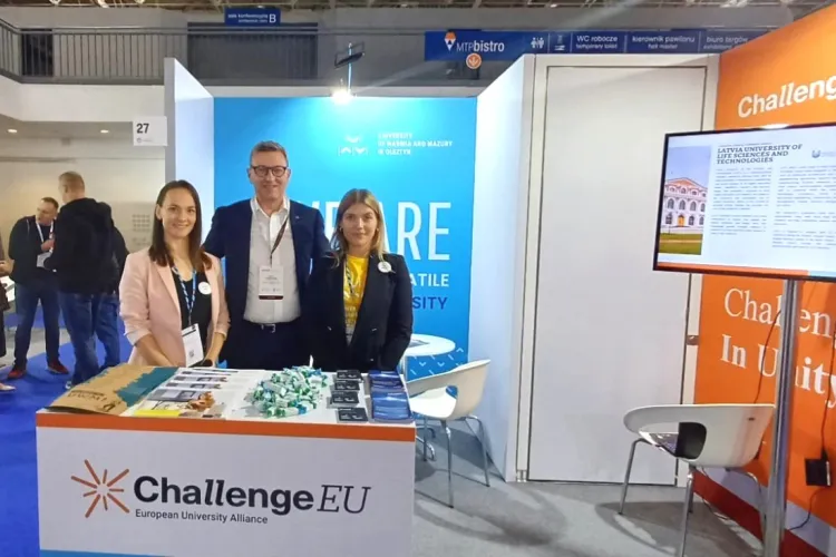 Prof. Jerzy Przyborowski i przedstawicielki UWM podczas Europejskich Targów Nauki