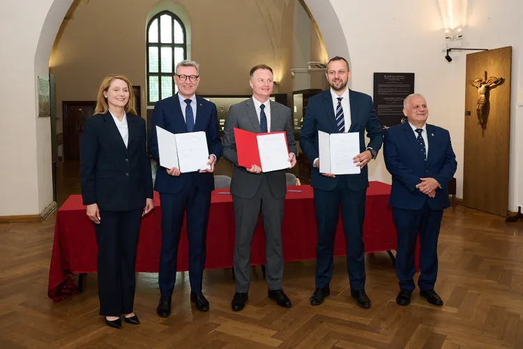 Podpisanie listu intencyjnego w sprawie powstania szpitala klinicznego w Olsztynie: Sylwia Jaskulska, Jerzy Przyborowski, Marcin Kuchciński, Robert Szewczyk, Zbigniew Szczypiński